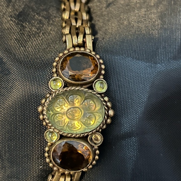 Elegant carved gemstone bracelet with brass links and toggle close - Picture 2 of 6